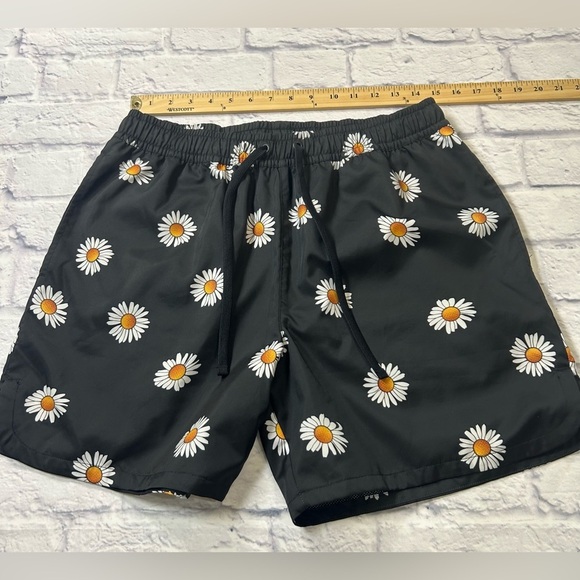 Men’s Nike Flow Swim Trunks. Daisy Sportswear Sports Essentials. Size M. - Picture 4 of 8